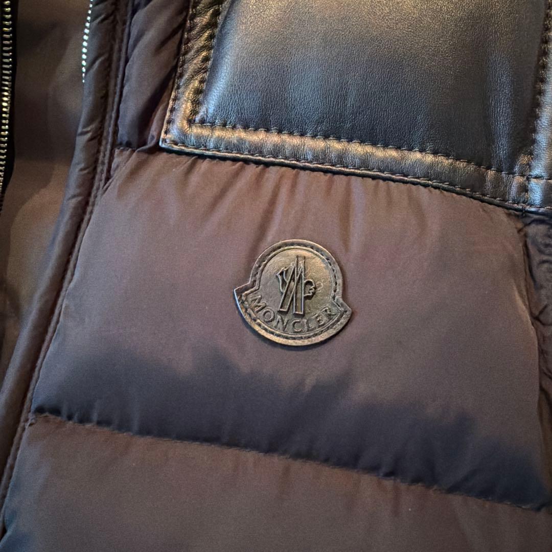 MONCLER ダウンベスト 黒　収納フード付