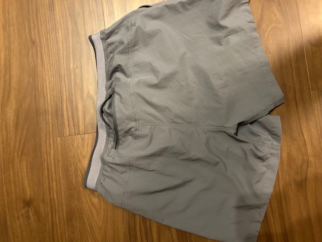 TANNUKI running clubグレーのショートパンツ