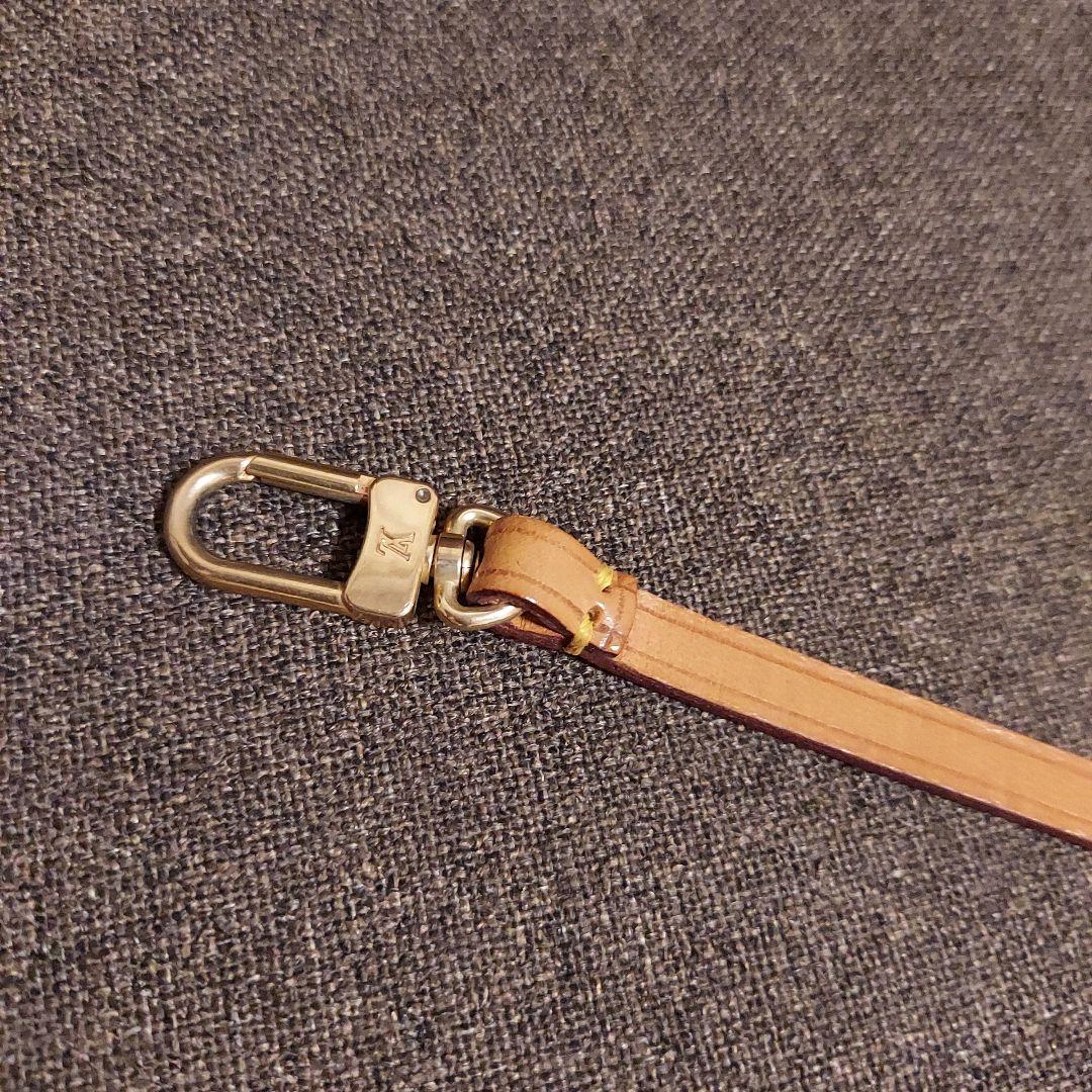 ルイヴィトンレザー ベージュ ストラップ メタルカラビナ付き