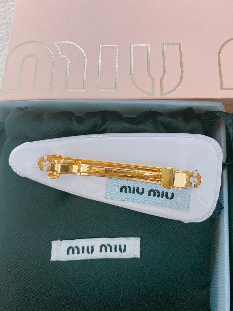 miumiu パテントレザー ヘアクリップ ピンク