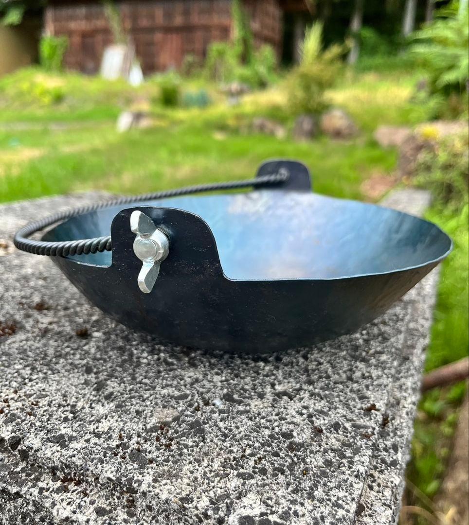 鉄なのに軽い！手作り一点物のいろり鍋。（チェーン付き）