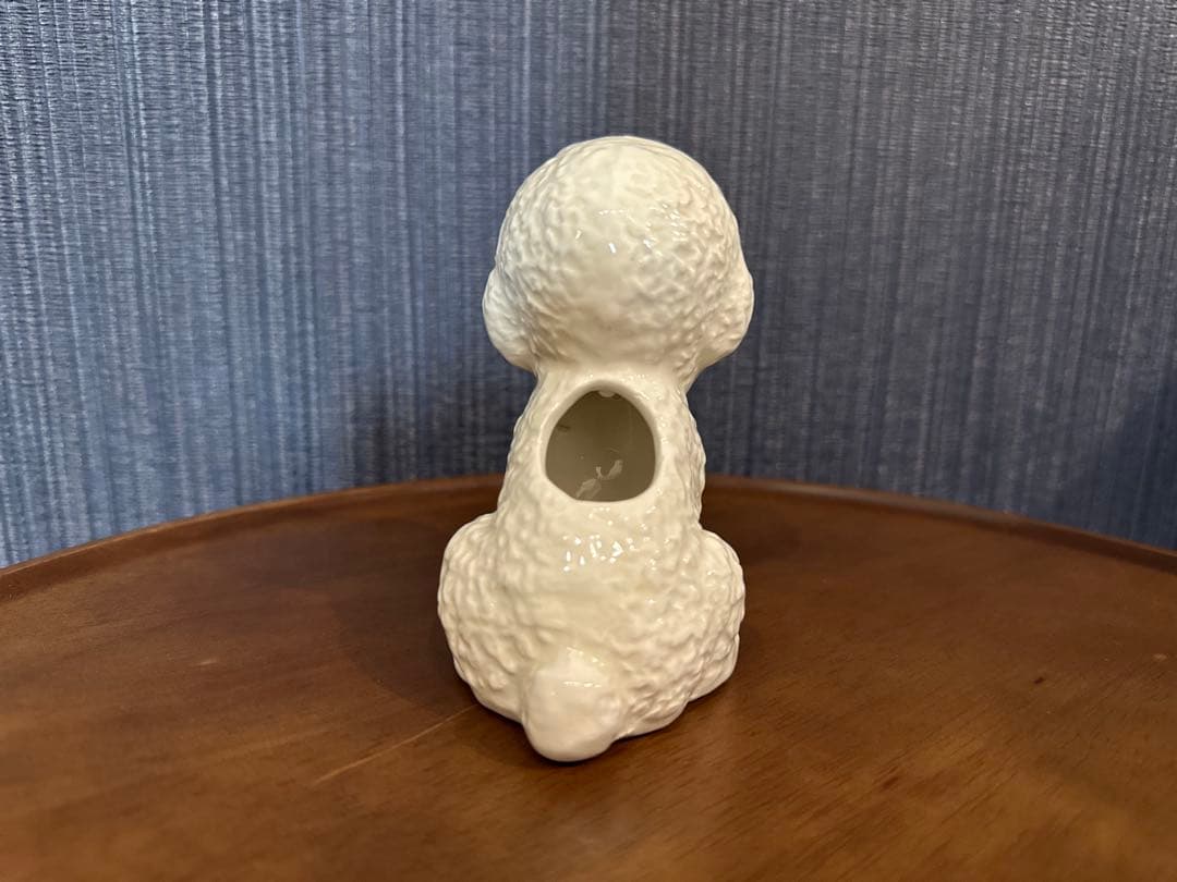 白い犬の陶器製置物