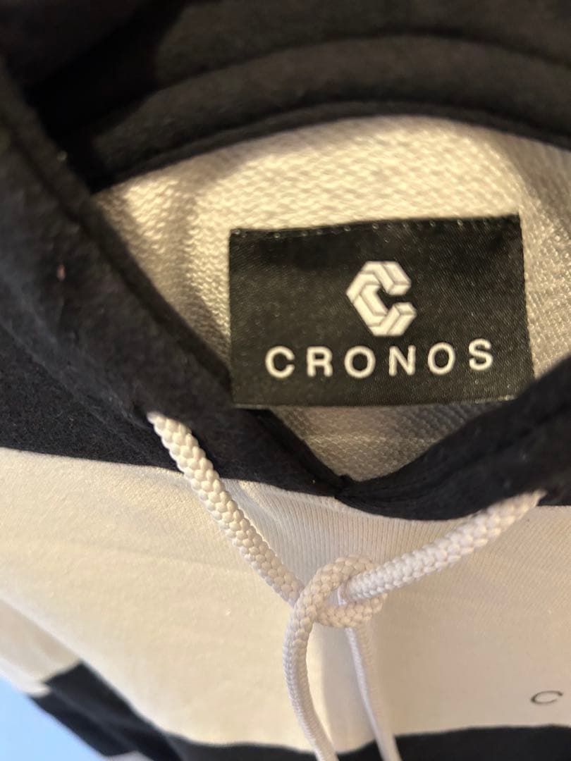 ラグジュアリーフィットネスウェアブランドクロノスのパーカー