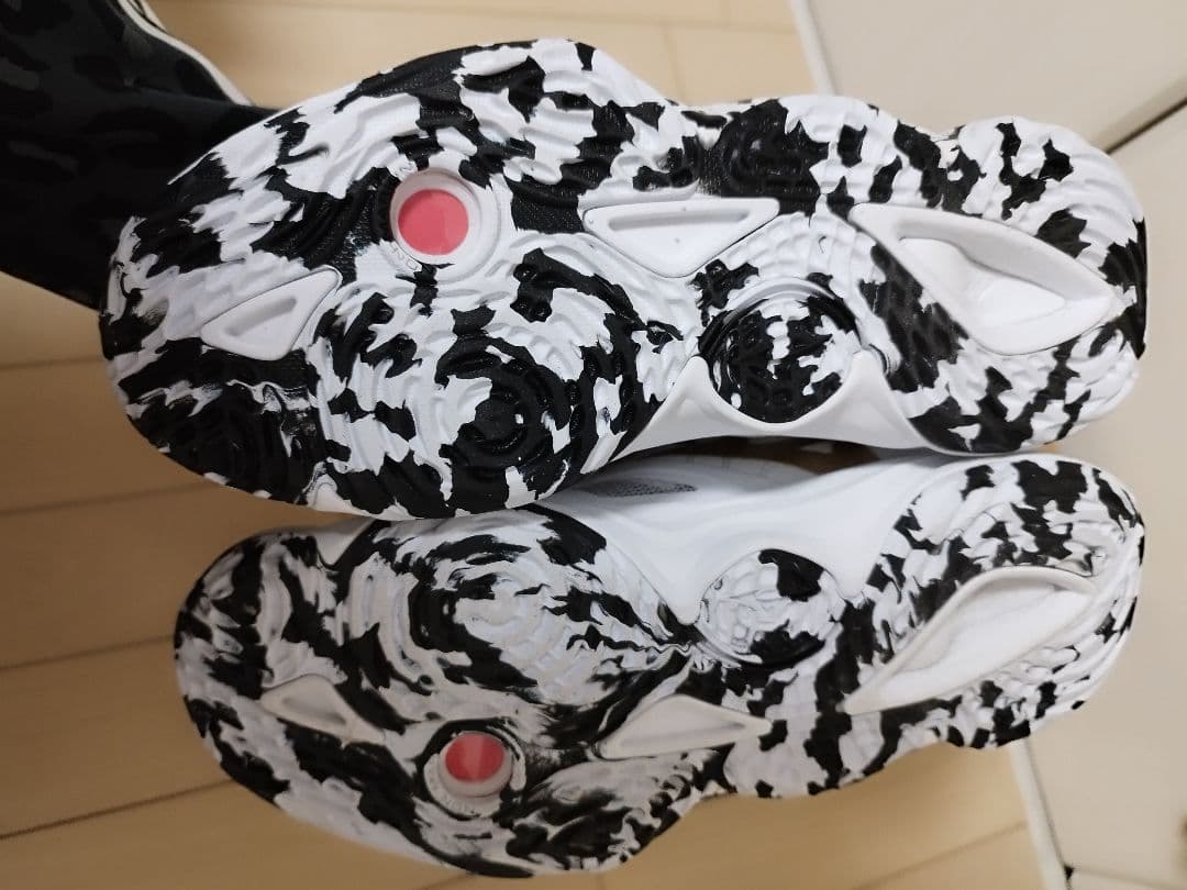 バレー　シューズ　モーメンタム　23.5