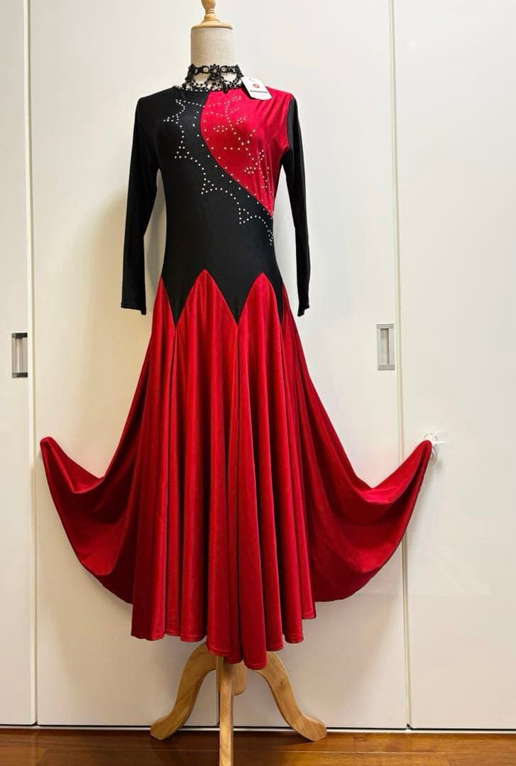 社交ダンス衣装　社交ダンスドレス　赤と黒、ビジューとフレアスカート
