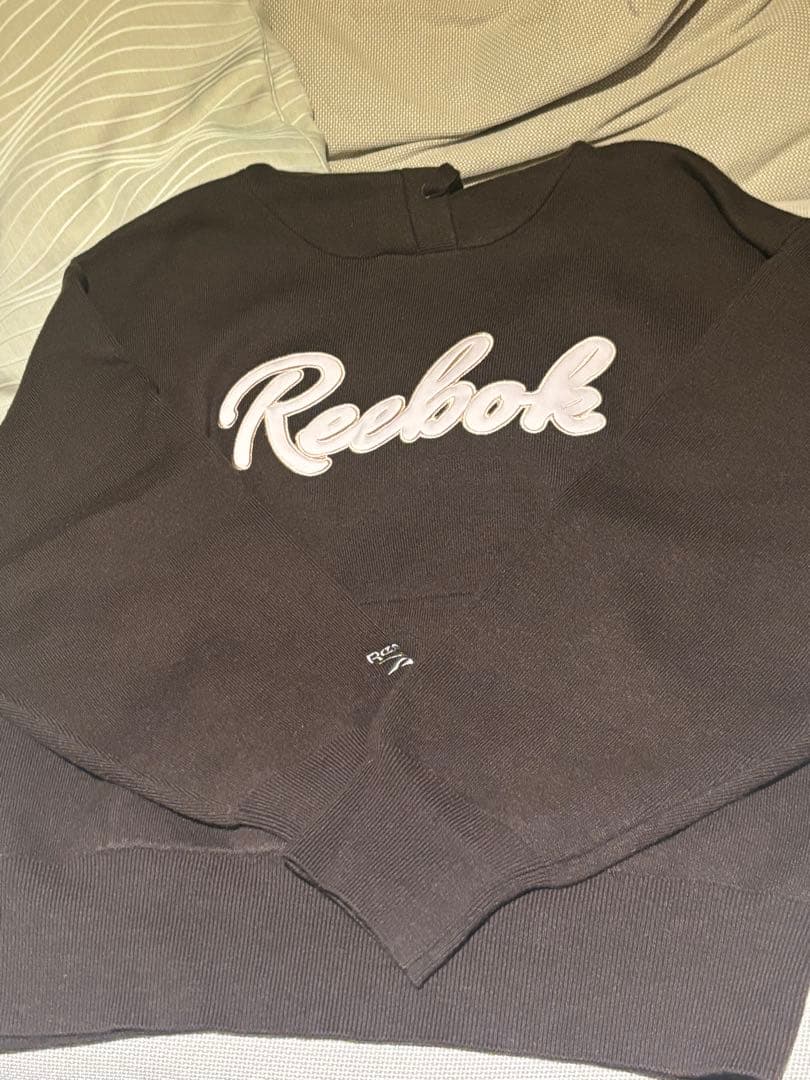 【Reebok× FRAY I.D】サテンロゴニットフーディー