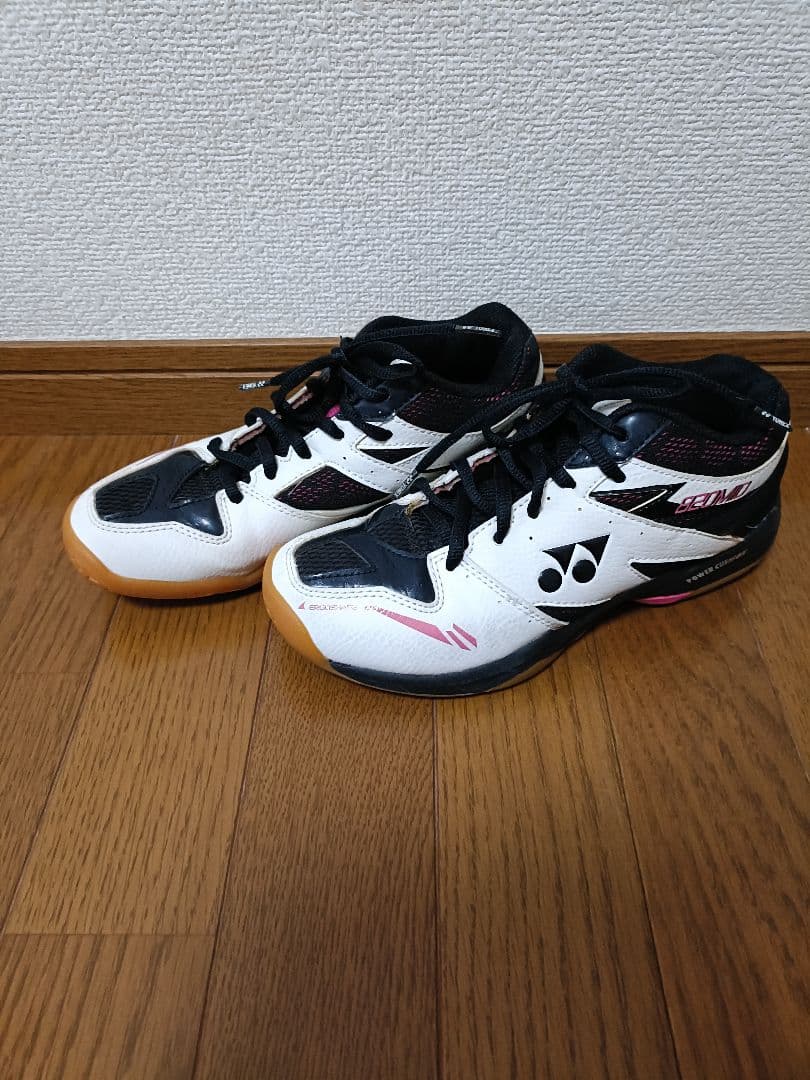 YONEX　レディース　バドミントンシューズ　23.5センチ