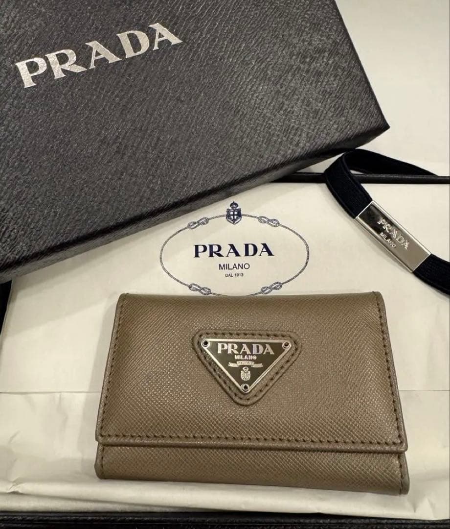 PRADA プラダ 三つ折り キーケース　サフィアーノ　男女兼用　6連　グレー