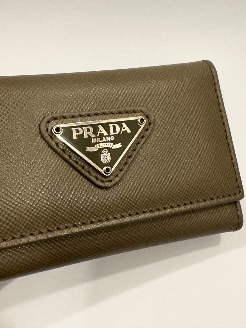 PRADA プラダ 三つ折り キーケース　サフィアーノ　男女兼用　6連　グレー