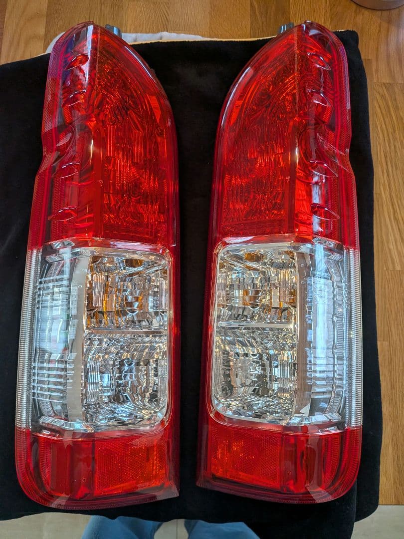 新車外し　送料込み　200系　8型ハイエース　純正テールランプ　【新品、未使用】