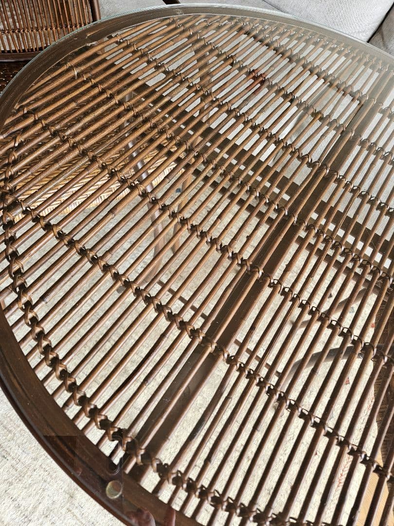 【クリスタル】ラタンの丸いテーブル　ガラス天板　脚は金属製 　直径75cm