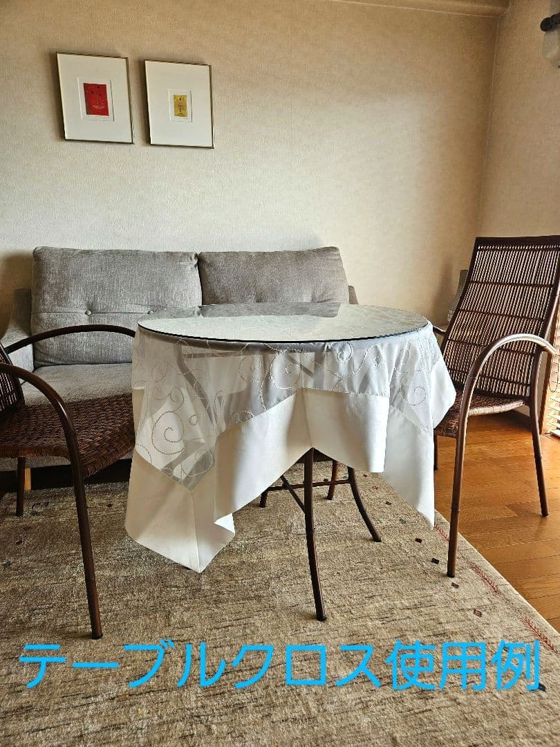 【クリスタル】ラタンの丸いテーブル　ガラス天板　脚は金属製 　直径75cm