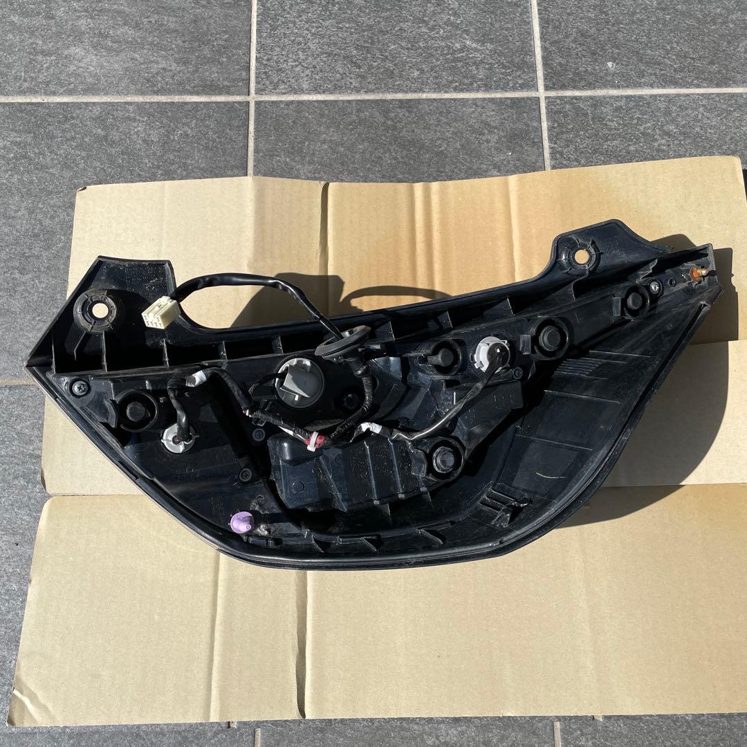 アクア　ライト　NHP10 左テールランプ ユニット　中古品