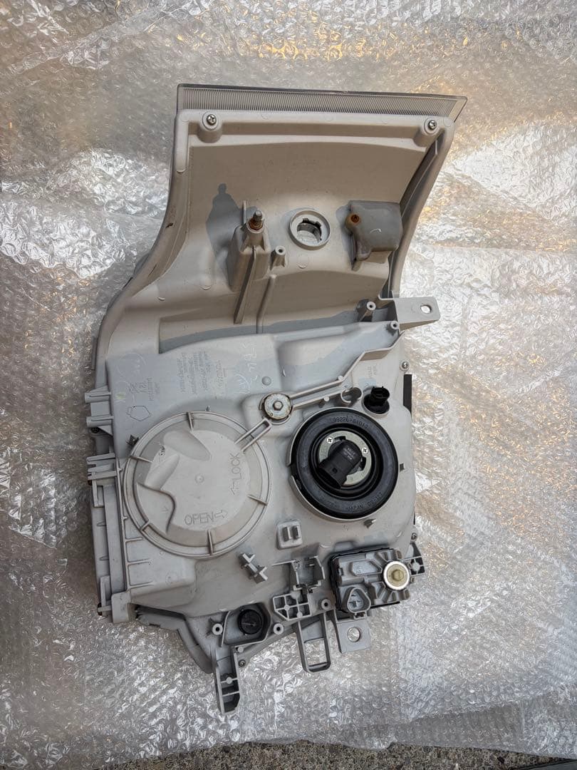 ハイエース200系3型純正HIDヘッドライト