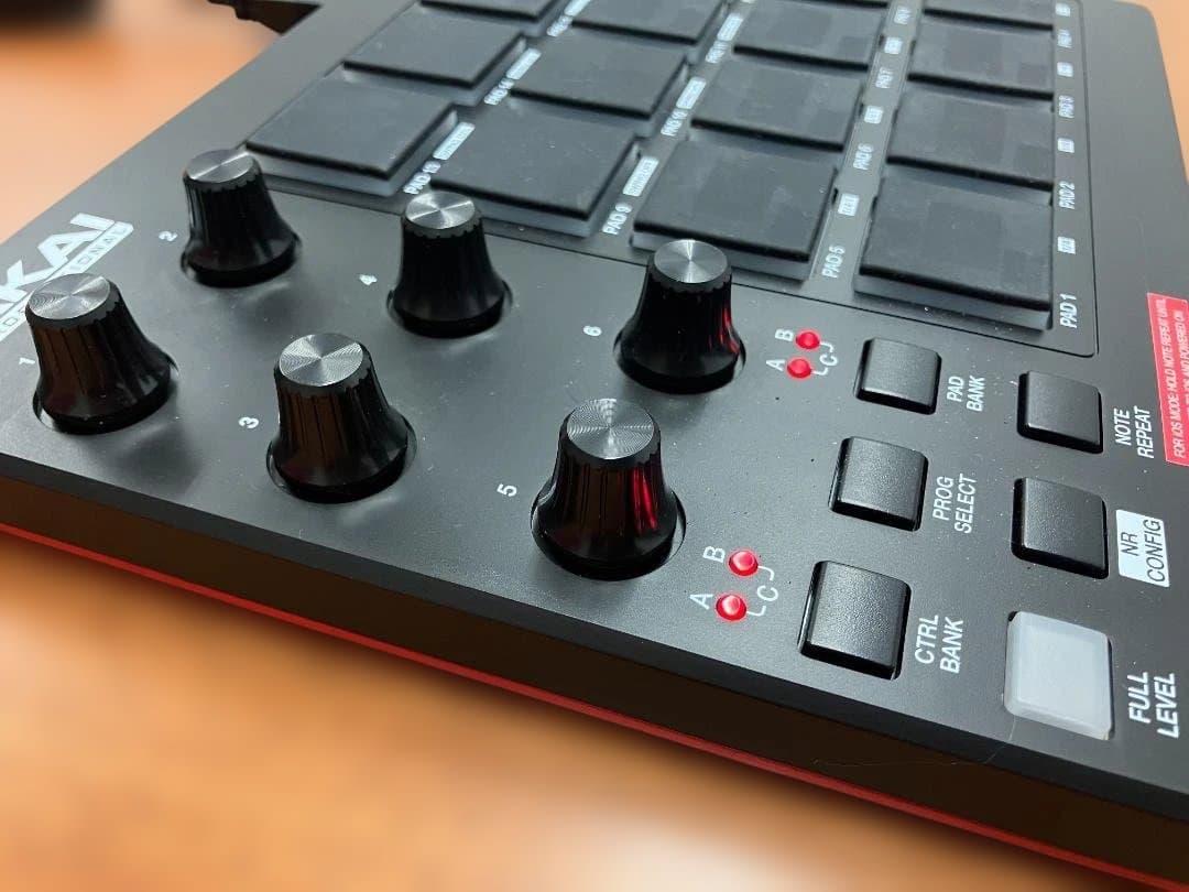 AKAI MPD218 ①